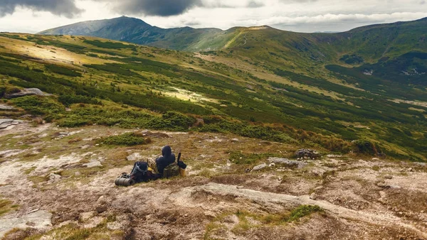 Мандрівник з рюкзаком та гірською панорамою — стокове фото