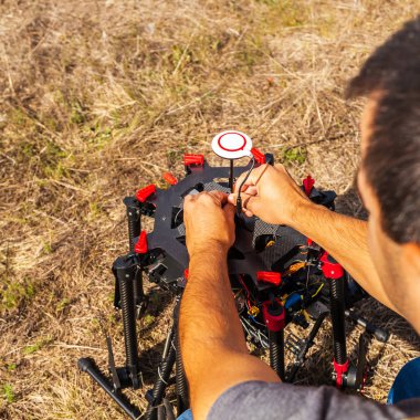 Bir helikopter uçuş öncesi kurma işlemi.