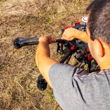 Bir helikopter uçuş öncesi kurma işlemi.