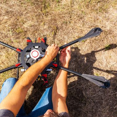 Bir helikopter uçuş öncesi kurma işlemi.