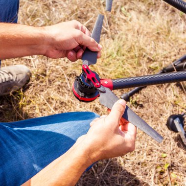 Bir helikopter uçuş öncesi kurma işlemi.