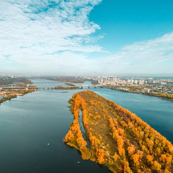 Panoramautsikt över Kiev city med floden Dnepr och en stor orange park-området i mitten. Flygfoto — Stockfoto