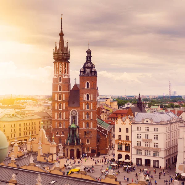 Kyrkan St Mary i stora torget. Krakow. — Stockfoto