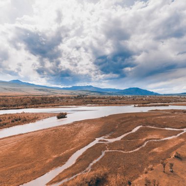 Vadi Manzaralı nehir ve dağ içinde belgili tanımlık geçmiş gündoğumu