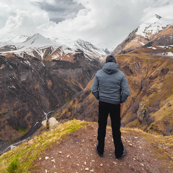 Adam arka planda dağlar, Georgia ayakta. — Stok fotoğraf