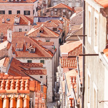 Dubrovnik eski kasaba çatılar. Havadan görünümü. İzni ile rooftops dar sokaklarında