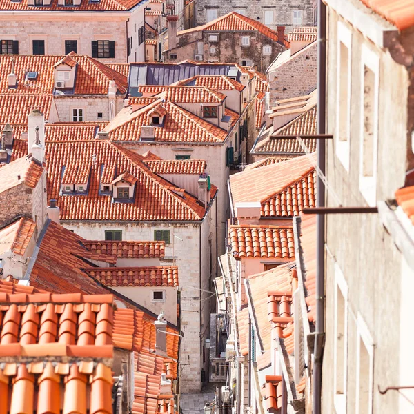 Dubrovnik telhados da cidade velha. Vista aérea. Apuramento pelas ruas estreitas dos telhados — Fotografia de Stock