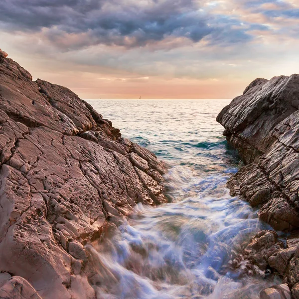 Bela paisagem marinha perto de Dubrovnik no mar Adriático ao pôr-do-sol . — Fotografia de Stock