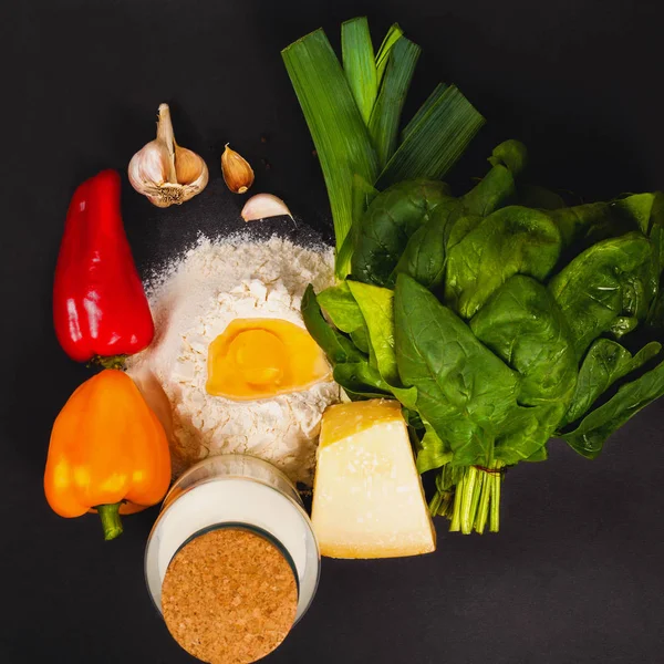 Ingredients for cooking quiche on a dark background, top view — Stock Photo, Image