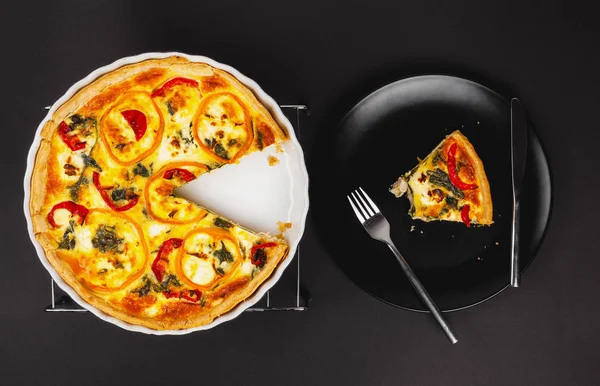 Quiche di uova di formaggio fatte in casa per brunch con spinaci e pepe . — Foto Stock