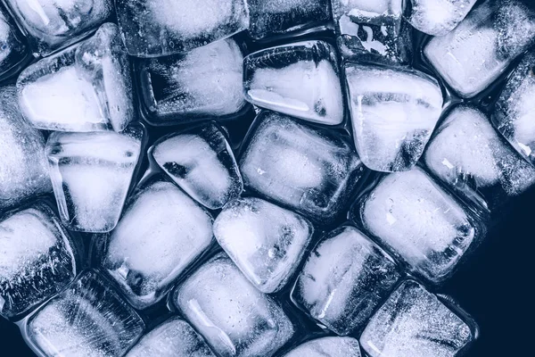 Textura de cubitos de hielo sobre un fondo oscuro — Foto de Stock