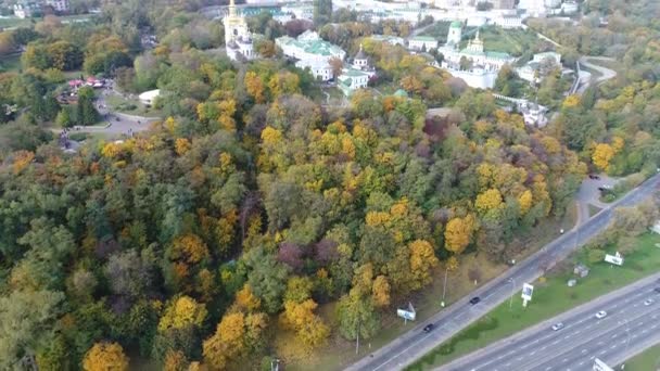 Video letecký pohled z pravého břehu Kyjev sjezdovek na podzim. Kyjevskopečerská lávra — Stock video