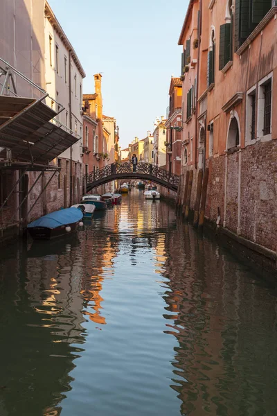 İtalya, Venedik 'teki kanal manzarası. Venedik Avrupa 'nın popüler bir turizm beldesidir.. — Stok fotoğraf