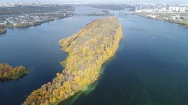 Havadan görünümü. Kiev, Ukrayna'nın şehrin üzerinde uçuş. Helikopter video. 4k, Uhd, Ultra Hd kararlılık