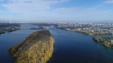 Havadan görünümü. Kiev, Ukrayna'nın şehrin üzerinde uçuş. Helikopter video. 4k, Uhd, Ultra Hd kararlılık