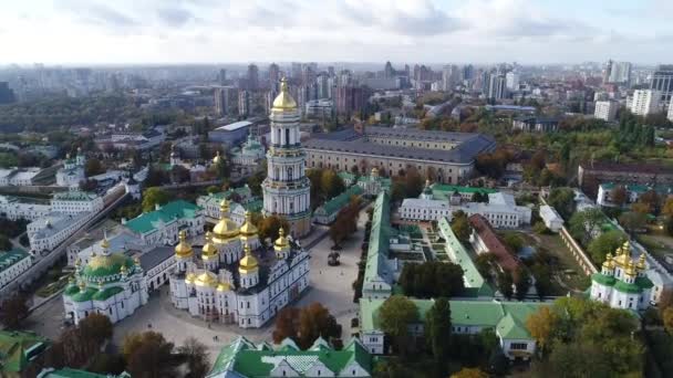 Luchtfoto van Kiev Pechersk Lavra in het najaar, Kiev, Kiev, Oekraïne. — Stockvideo