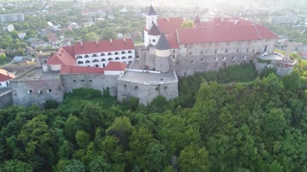 Luchtfoto van het kasteel Moekatsjevo Palanok, Oekraïne — Stockvideo