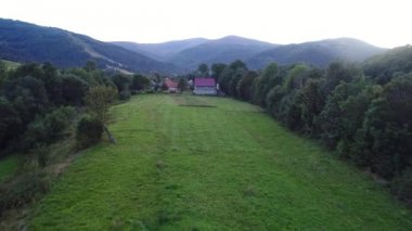 Bir uçuş dağlarda küçük bir kasabada bir alanın üzerinde