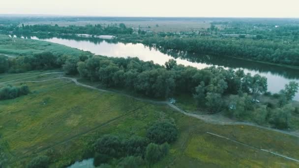 Luchtfoto. Vliegen over de prachtige rivier. Luchtfoto camera geschoten. Landschap panorama. — Stockvideo