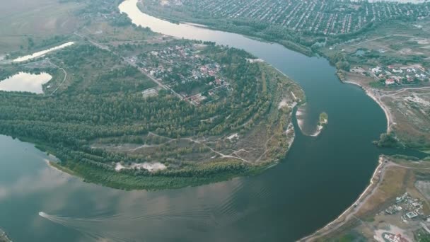 Vista aérea. Volando sobre el hermoso río. Cámara aérea grabada. Panorama del paisaje . — Vídeos de Stock