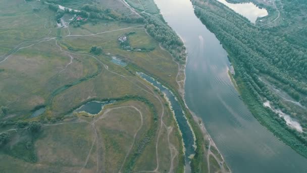 Letecký pohled. Létání nad krásné řeky. Letecká kamera natáčela. Panorama krajiny. — Stock video