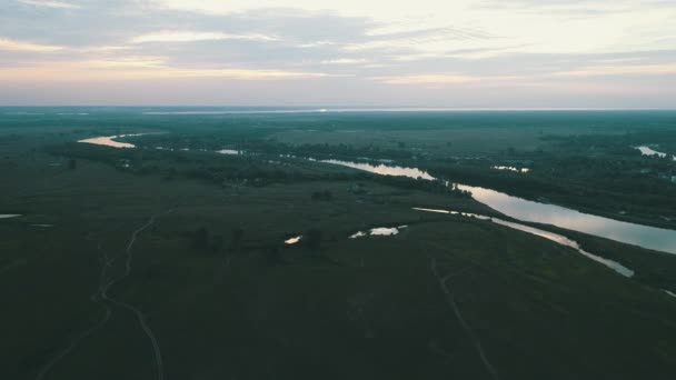 Widok z lotu ptaka. Latające nad piękną rzeką. Anteny kamery strzelać. Panorama pejzaż. — Wideo stockowe