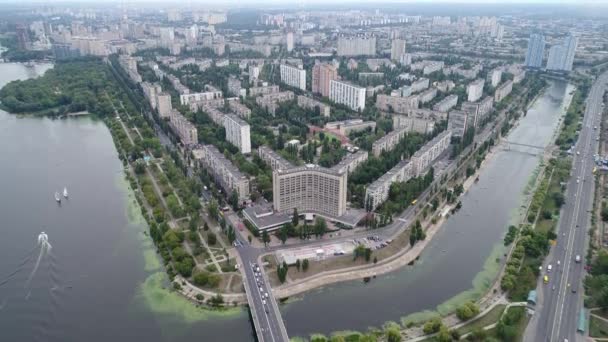 Imágenes aéreas de aviones no tripulados 4K. Distrito de Rusanivka en Kiev, Ucrania — Vídeo de stock