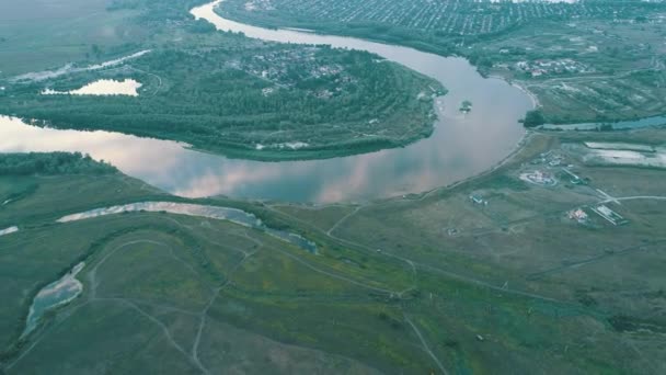 Luftaufnahme. fliegen über den schönen Fluss. Luftaufnahme. Landschaftspanorama. — Stockvideo