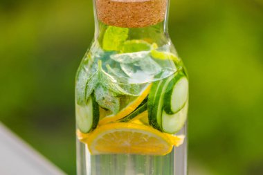 İçki limon ve nane ile yeşil çim zemin üzerine salatalık Detoks