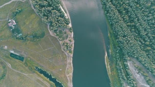 Vista aérea. Volando sobre el hermoso río. Cámara aérea grabada. Panorama del paisaje . — Vídeo de stock