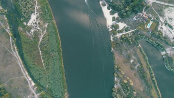 Luftaufnahme. fliegen über den schönen Fluss. Luftaufnahme. Landschaftspanorama. — Stockvideo