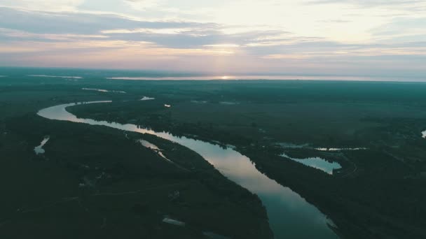 Légifelvételek. Repülő a gyönyörű folyón. Légi kamera felvétel. Táj panoráma. — Stock videók