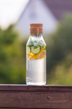 İçki limon ve nane ile yeşil çim zemin üzerine salatalık Detoks