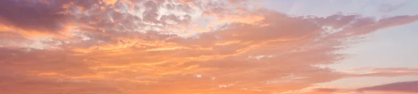 Céu lindo laranja, rosa e azul por do sol . — Fotografia de Stock