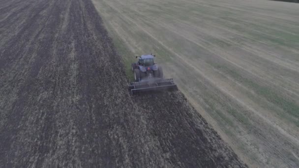 La cosechadora elimina la mota que ha quedado después de cortar . — Vídeo de stock