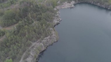 Eski granit ocağı yerine güzel gölün havadan görünümü