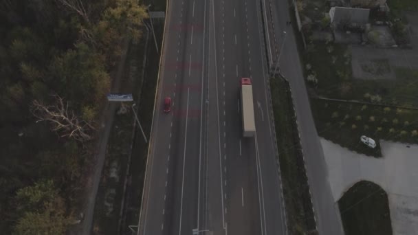 Vista aérea de un tráfico que circula por una autopista a través del campo . — Vídeo de stock