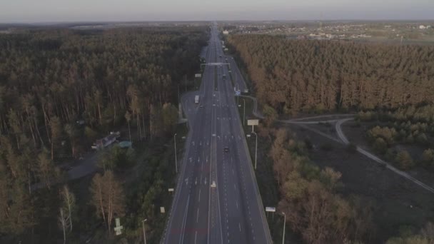 Kırsal yoluyla bir otoyolda sürüş trafik havadan görünümü. — Stok video