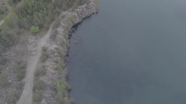 Vista aérea do belo lago no lugar da antiga pedreira de granito — Vídeo de Stock