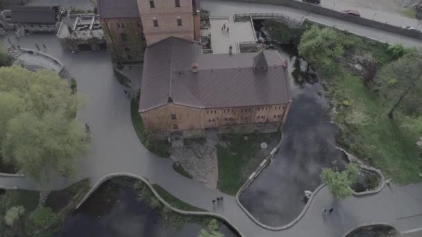 Luchtfoto van kasteel-museum Radomysl - het museum van de Oekraïns huis pictogrammen — Stockvideo