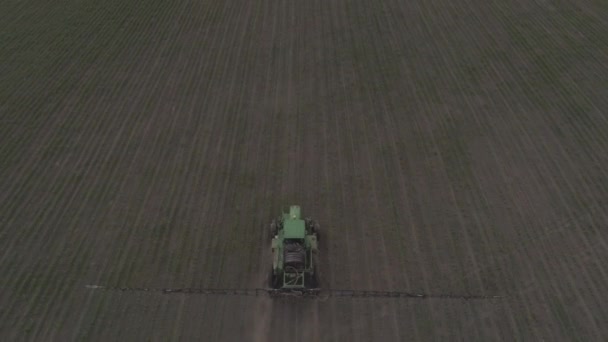 Agro Machine cavalca il campo e irriga le piantine — Video Stock