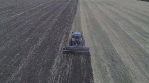 La motte est retirée de la mote qui est restée après le fauchage .