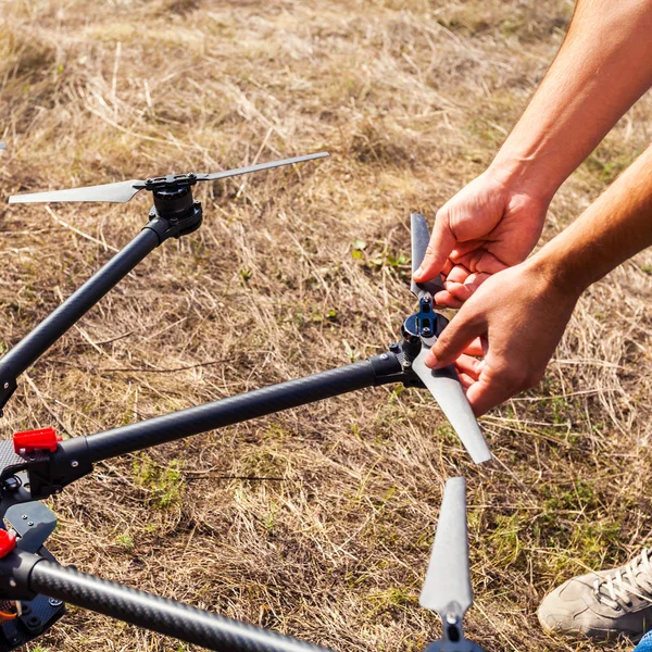 O processo de criação de um helicóptero antes do voo . — Fotografia de Stock