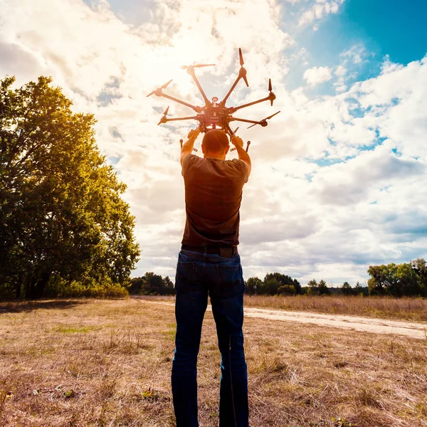 El proceso de creación de un helicóptero antes del vuelo . —  Fotos de Stock