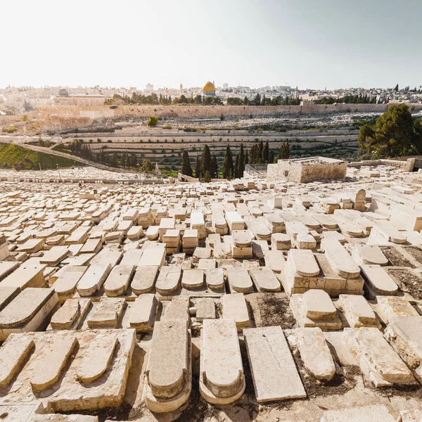 Mount of Olives and the old Jewish cemetery in Jerusalem, Israel — Stock Photo, Image