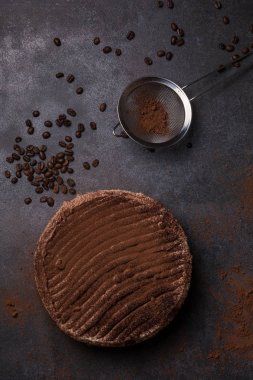 Karanlık bir arka plan üzerinde İtalyan tatlı tiramisu