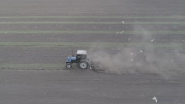 Traktörün havadan görünümü arasında alan ve yolluk fidan rides