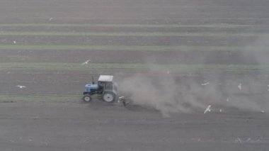 Traktörün havadan görünümü arasında alan ve yolluk fidan rides