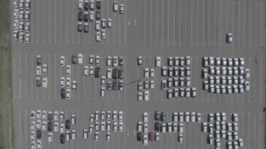 Havadan görünümü yeni araba depolama otopark. Araba park manzaralı yukarıdan.