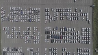 Havadan görünümü yeni araba depolama otopark. Araba park manzaralı yukarıdan.